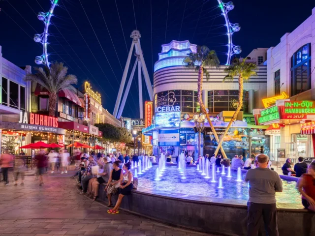 Holiday Magic Arrives at The LINQ Promenade